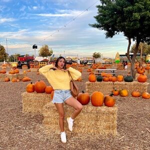 Hello knit sweater size Medium 💛